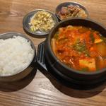 キムチスンドゥブランチ(タレ焼肉と包み野菜の専門店 焼肉くるとん 代官山店)