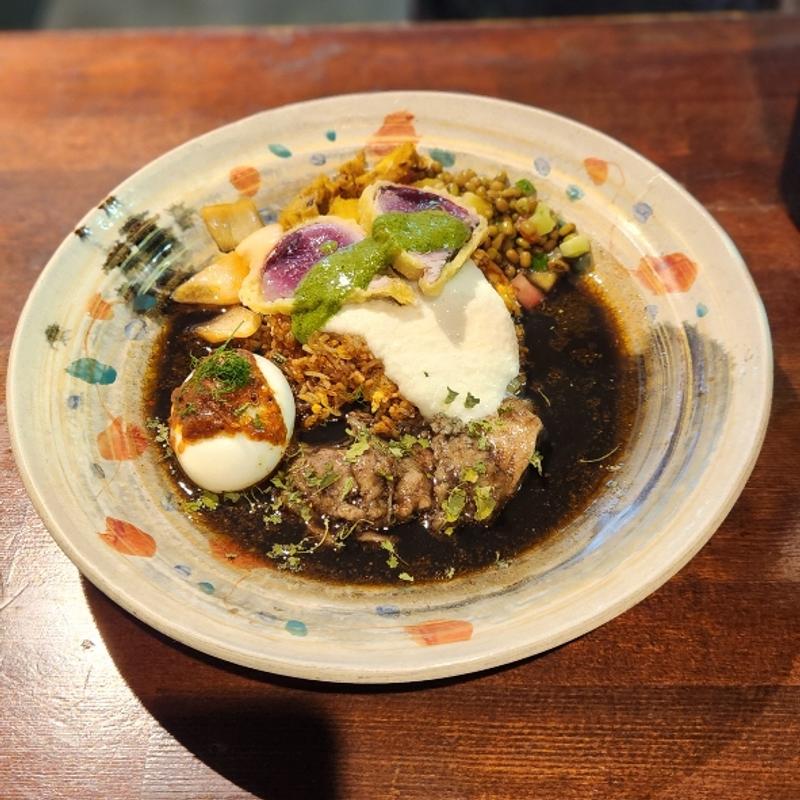 カツオのレア天ぷら花椒グリーンソースと新玉葱クリームがけスパイス炒飯とBLACKチキンカレー副菜3種付き スパイス半熟卵(あきらカレー)