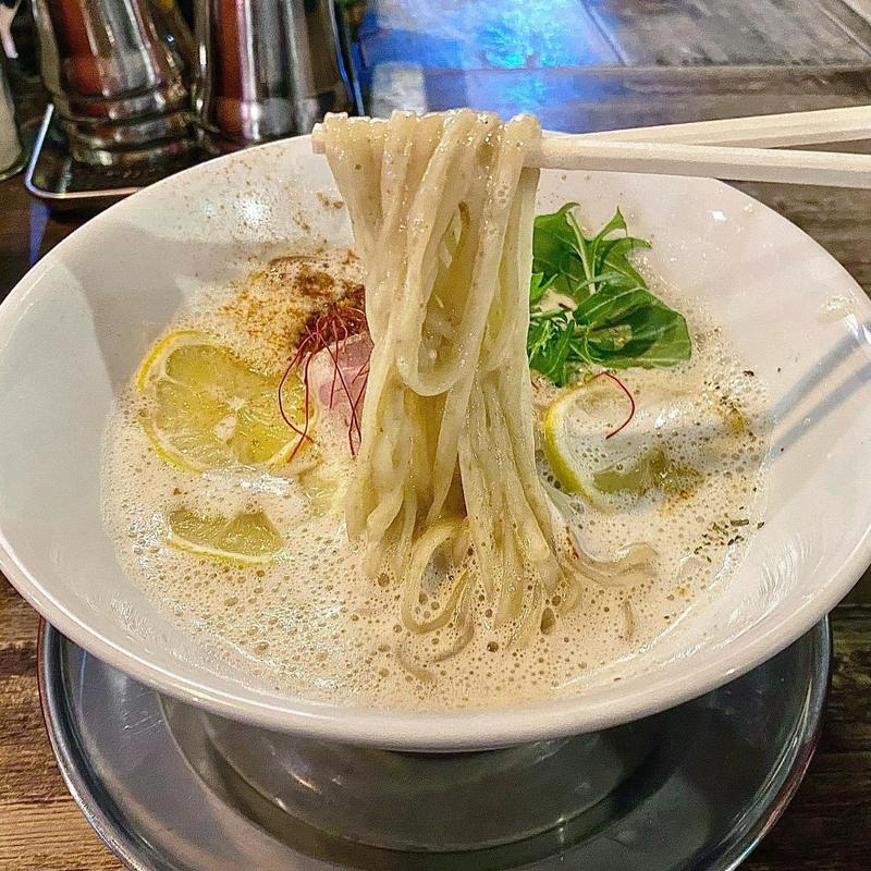 塩レモン豚骨らーめん(進化驀進 京町堀本店)