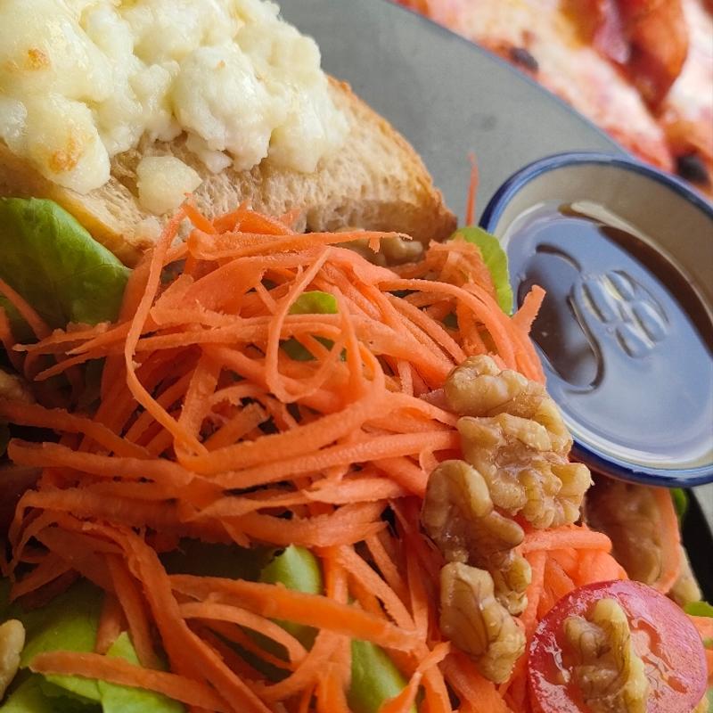 Goat cheese salad(Croissant & Ko)