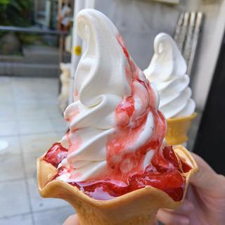 イチゴベリーソフトクリーム(錦帯橋カフェ　わたぼうし)