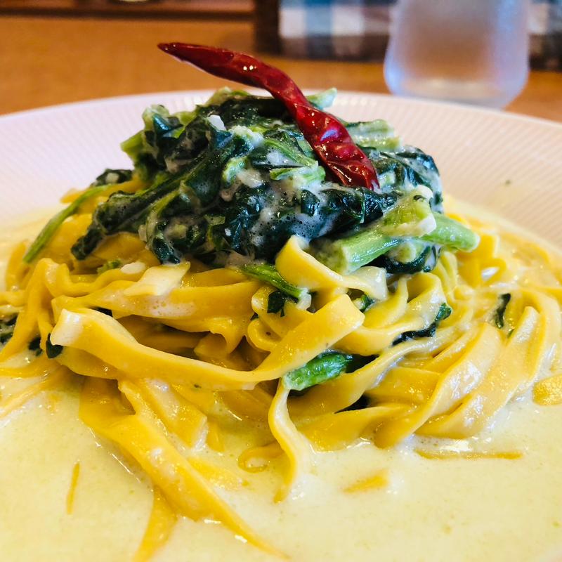ゴルゴンゾーラチーズとほうれん草のクリームソースパスタ　(トマトの実 )