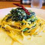 ゴルゴンゾーラチーズとほうれん草のクリームソースパスタ　(トマトの実 )