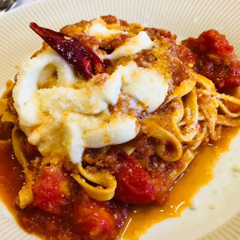 フレッシュトマトとモッツァレラチーズのトマトソースパスタ(トマトの実 )