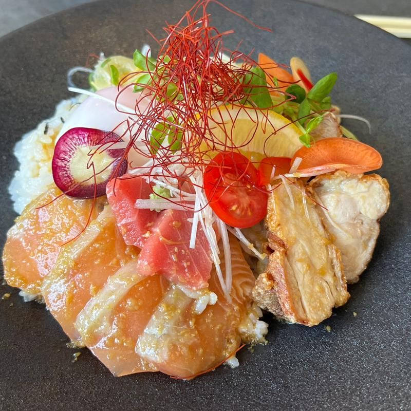 信州サーモンと油淋鶏風よくばりセット(ねぎ福)