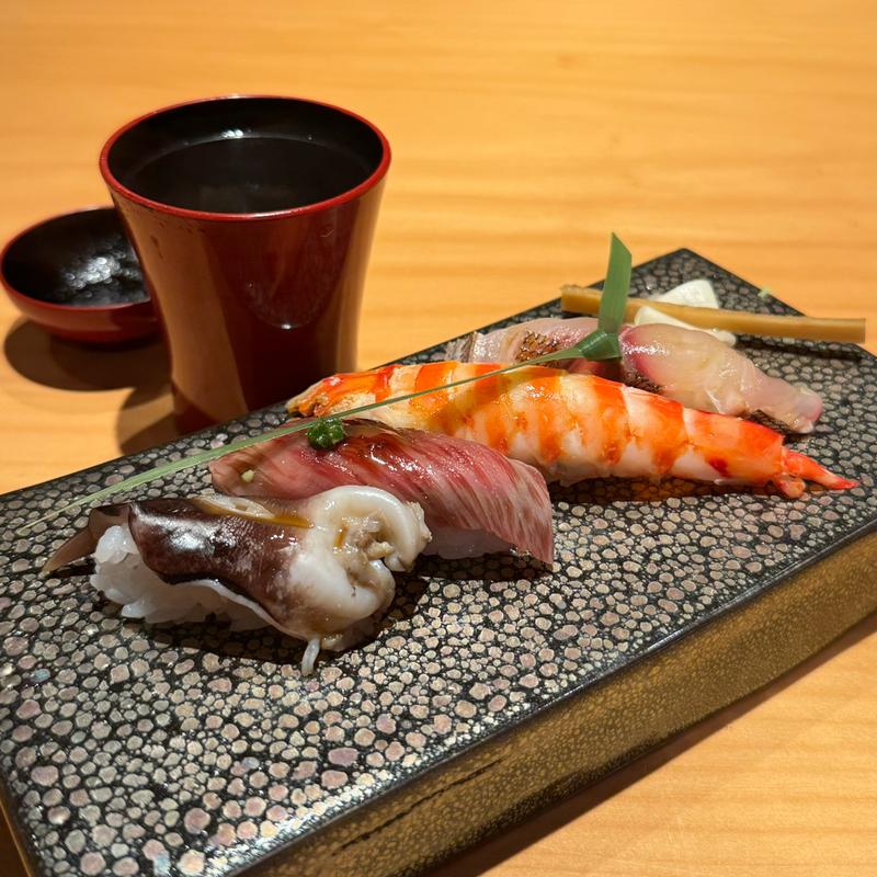 お寿司(とり貝、知多牛、サイマキ海老、イサキの焼き霜造り)(華丸吉日)