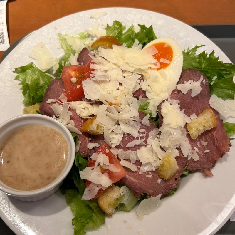 ローストビーフとパルメザンチーズのサラダ〜選べるドレッシングごま＆ナッツ(プロント さっぽろポールタウン店)