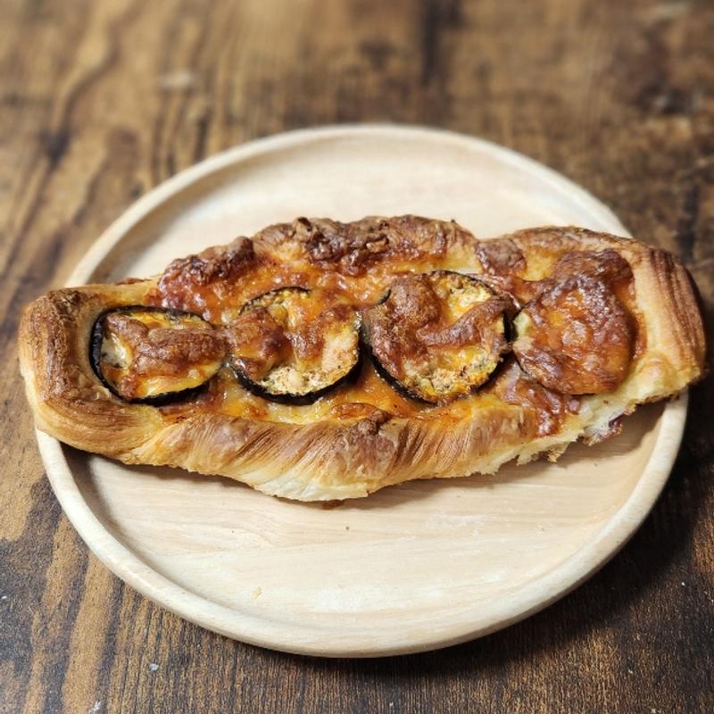 ナスとベーコンのクロワッサン(リョウイチ ヤマウチ)