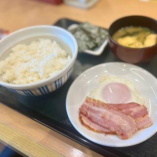 目玉焼きベーコン朝食