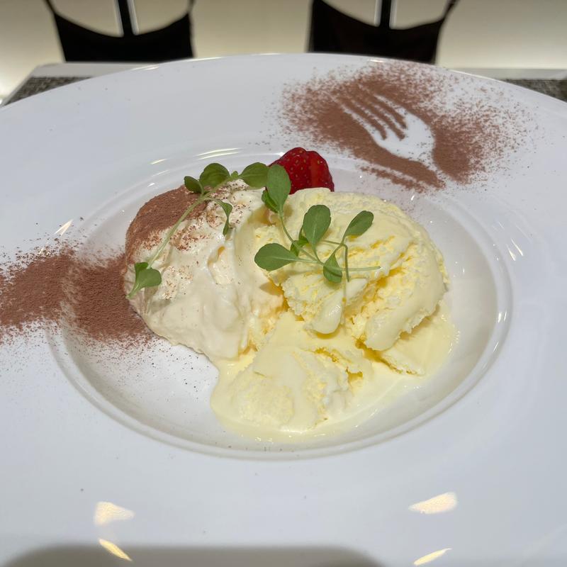 マスカルポーネのムースと季節のフルーツ バニラアイス添え(キッチンステージ)