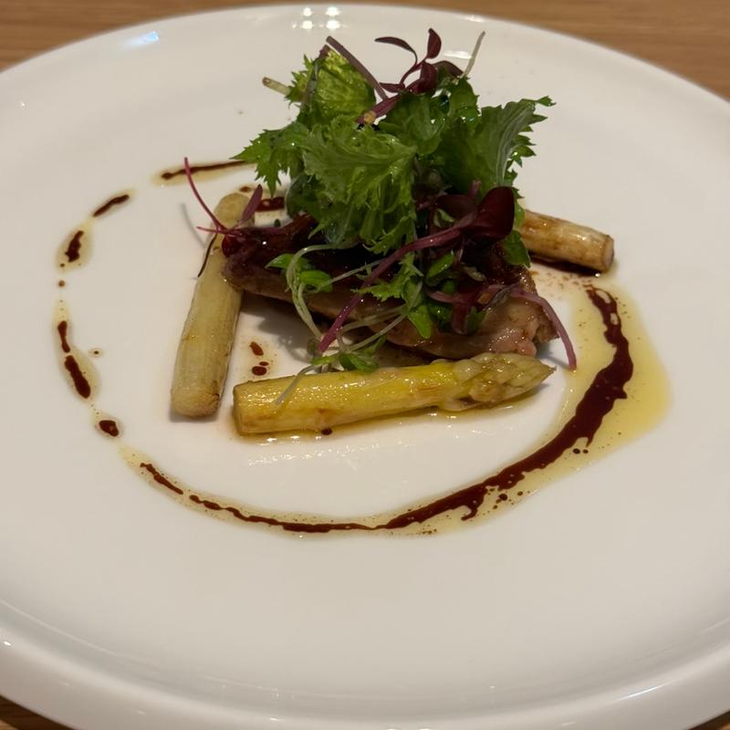 フォアグラのポワレ　ホワイトアスパラとマイクロハーブのサラダ、バルサミコ和え(ダイニング)