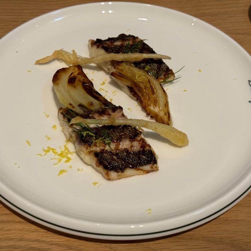 イサキのグリエ、島らっきょうのベニエ　ういきょうのコンフィとそのソース(ダイニング)