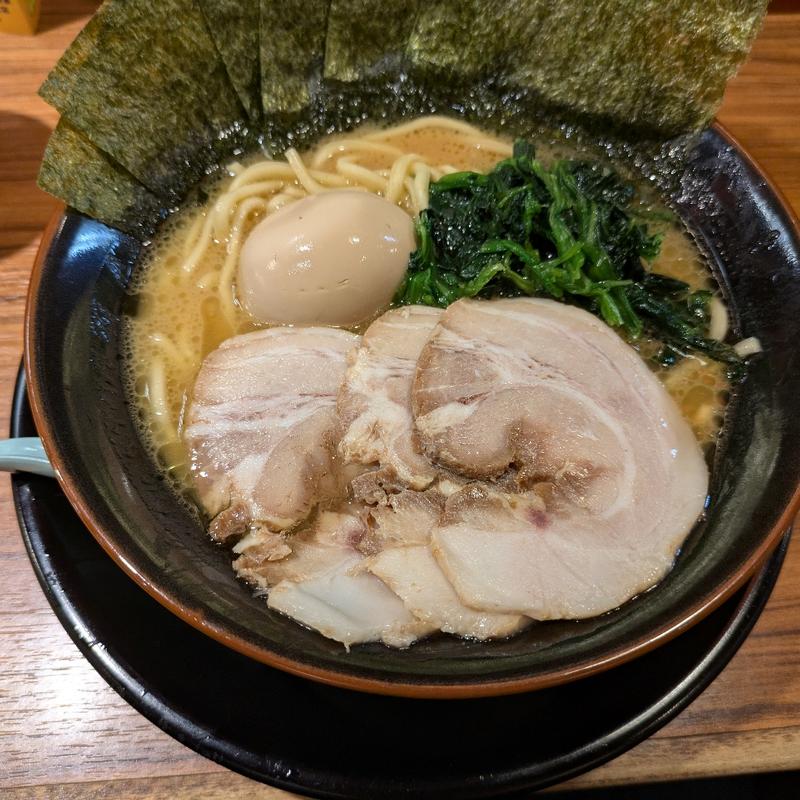 MAXラーメン(横浜家系ラーメン 横浜道 新宿西口店)