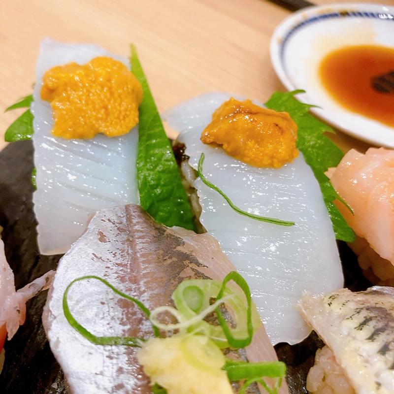 塩雲丹とイカ、そして大葉(鮨・酒・魚 杉玉 うらぶくろ店)