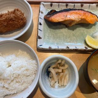 厚切り鮭定食(神保町魚金 弐)