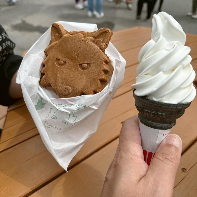 ソフトクリームとオオカミ焼き(旭山動物園くらぶ 正門shop （旭山動物園 いこいの広場横 ファーストフード）)