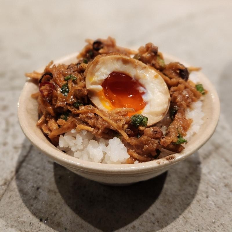 麻薬卵追飯(すするか、すすらんか。心斎橋店)