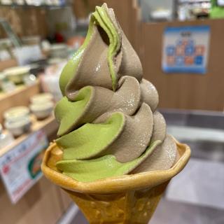 抹茶&ほうじ茶ミックスソフトクリーム(お茶の森山園 イオンスタイル松江店)