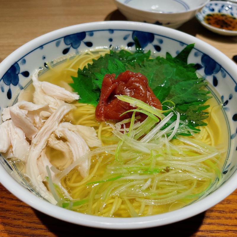 しっとり鶏の梅塩ラーメン(中華料理 梅香（メイシャン） 阪急三番街店)