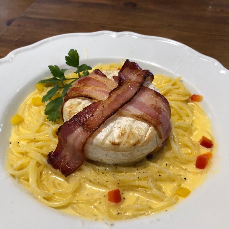 焼きたてカマンベールの感動カルボナーラ(ジョリーパスタ 足立六町店)