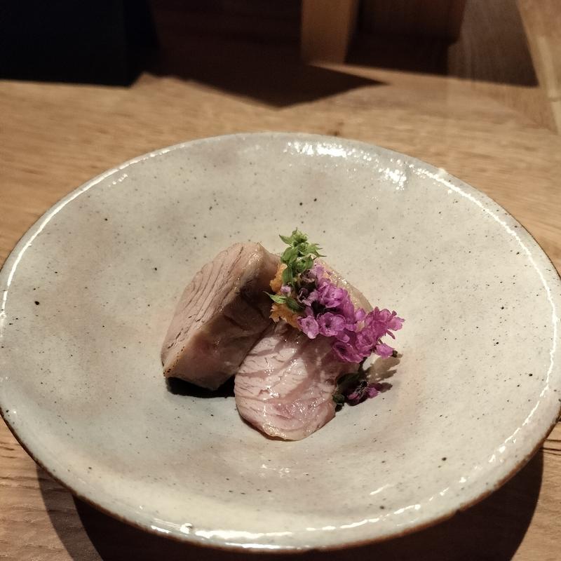 本まぐろ脳天　炙り刺し〜山わさび醤油漬け(小皿のまぐろとさば。西新宿)