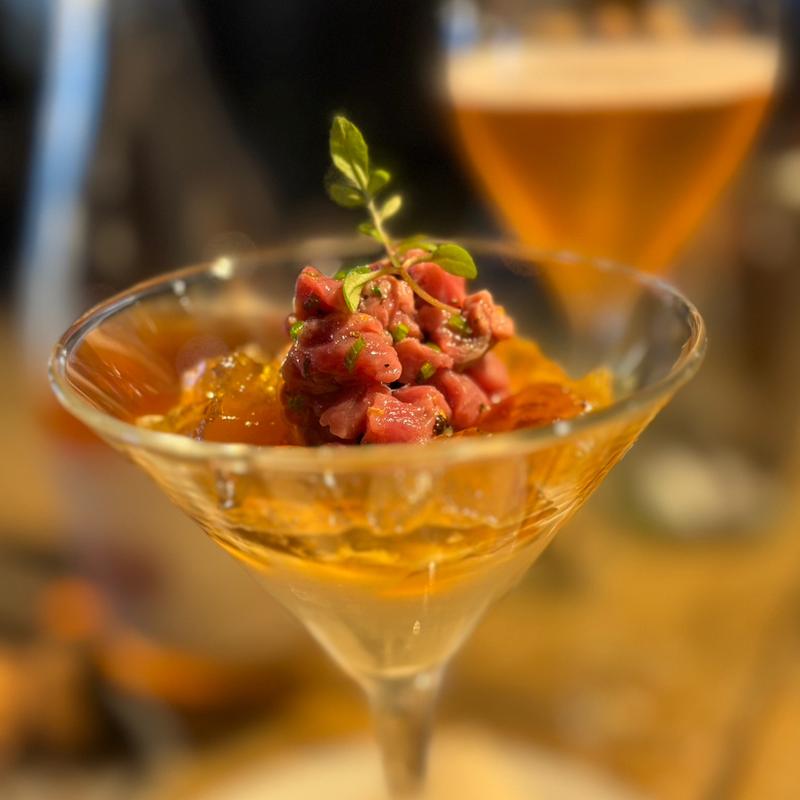 馬肉と蝦夷葱のタルタル、フランボワーズ、コンソメジュレ、新玉葱ピュレのカクテル(lumielune(ルミエルネ))