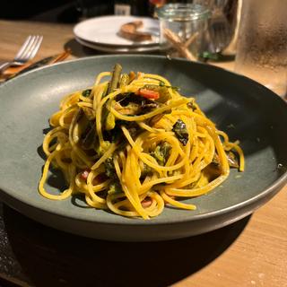 北海道天然山菜とベーコン、軽い卵黄ソースのスパゲティーニ(lumielune(ルミエルネ))