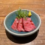 小豆島より オリーブ牛のお刺身(かまど焼 NIKUYOROZU 三鷹店)