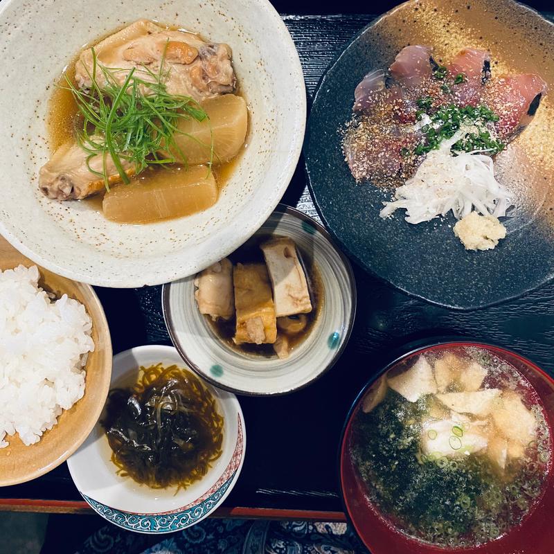 刺身(胡麻あじ)と温菜(鶏手羽先山椒煮)セット(五明の向かい)