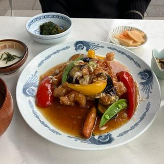 発酵鶏と黒酢の油淋鶏定食(水ト葉)