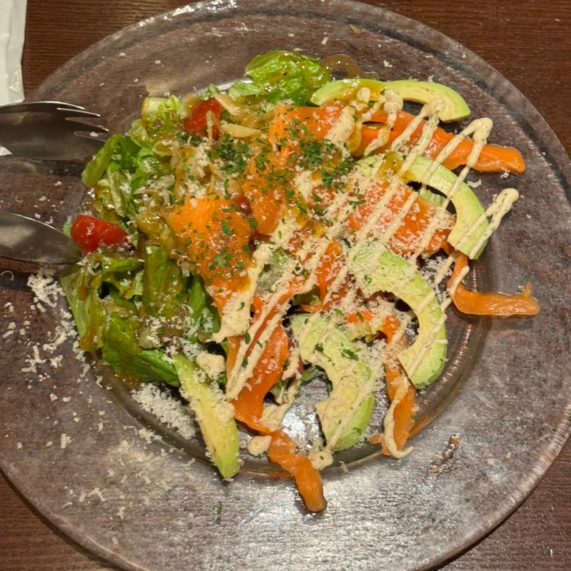  スモークサーモントラウトとアボカドのサラダ(Pizzeria&Bar LOGIC 本町)