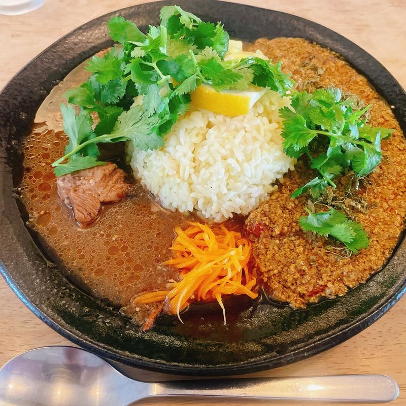 ダブル(スパイスキーマ、ポークビンダル)パクチー追加(サムカリー)