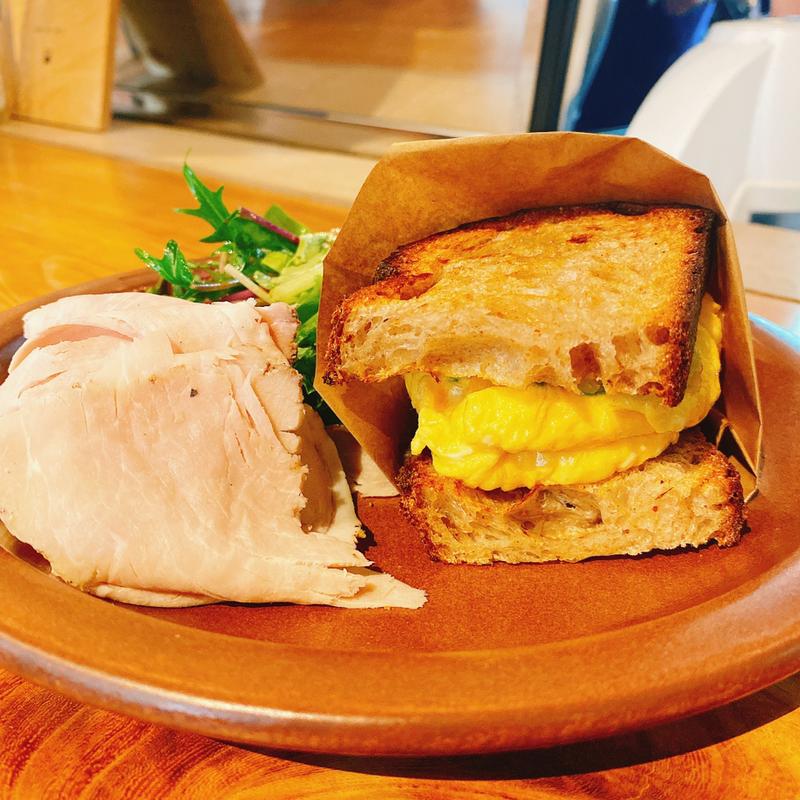 オムレツサンドイッチ、グリーンサラダ(パークレットベーカリー)