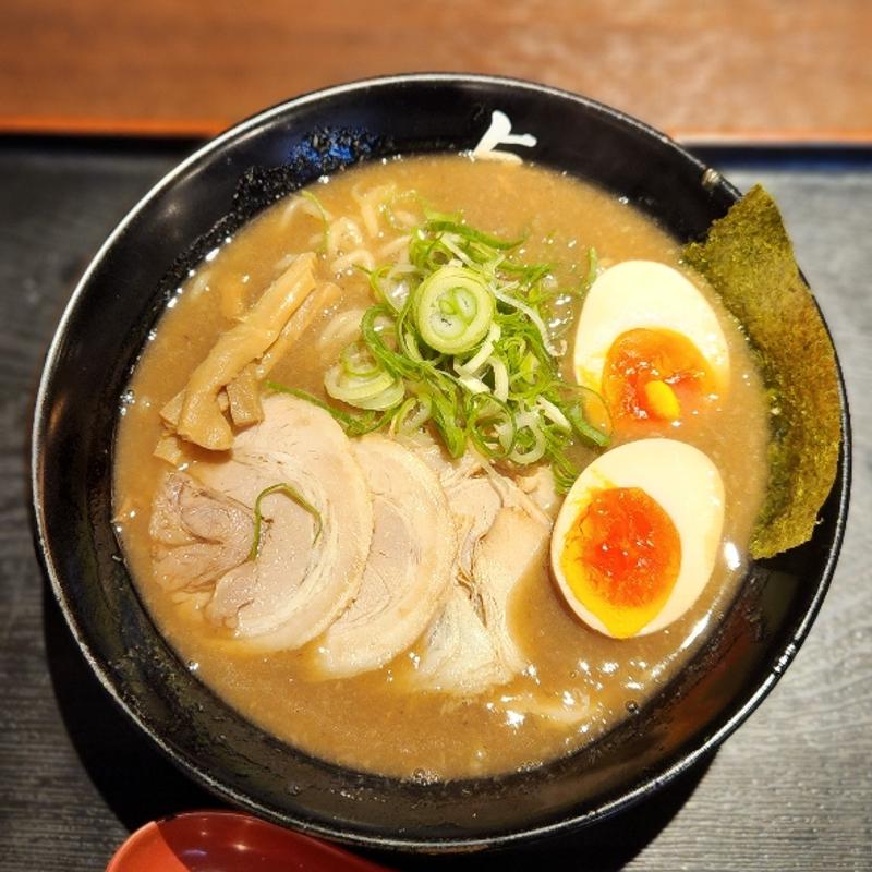 とんこつ玉子入り(らーめん与七)