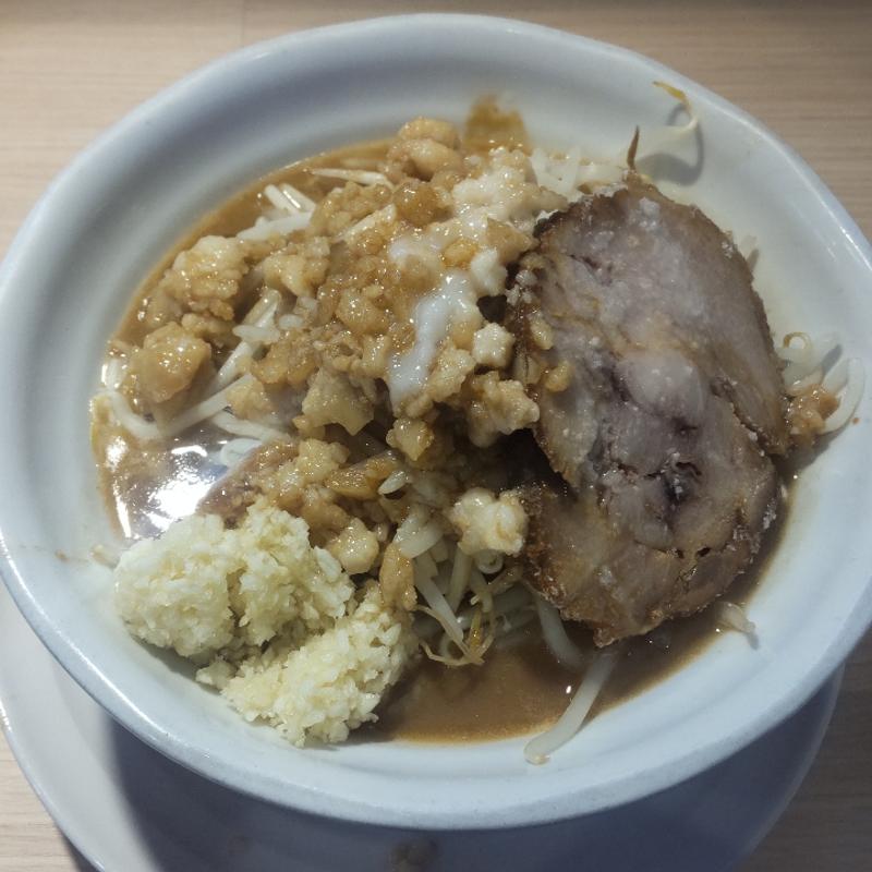 ラーメン麺300グラムニンニクマシマシ野菜マシ(無料)脂マシマシ(＋100円)(飛べないデブはただの豚)