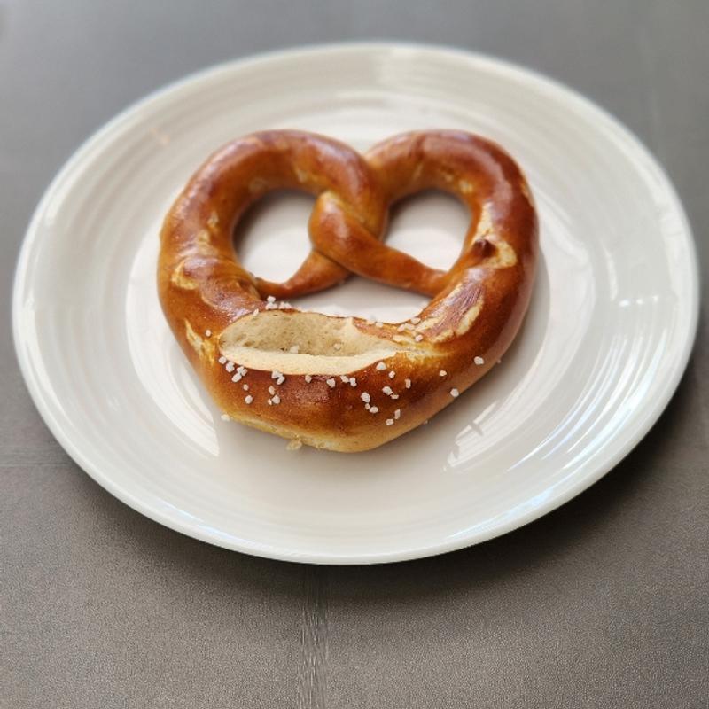 ラウゲン ブレッツェル(ベッカライ・ペルケオ・アルト・ハイデルベルク （Bäckerei PERKEO Alt Heidelberg）)