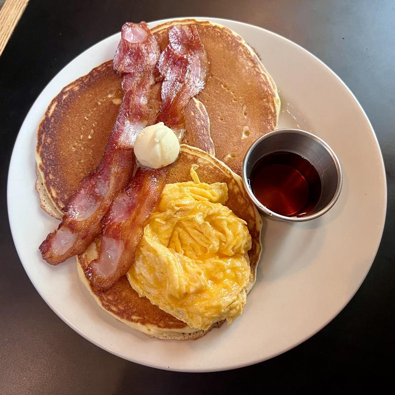 クラシックバターパンケーキ ベーコン＆エッグ添え(WEST WOOD BAKERS)