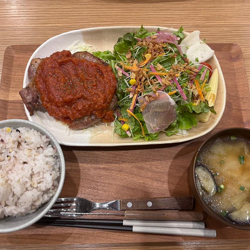 自家製トマトソースのガーリックポークステーキ(食堂RINO)