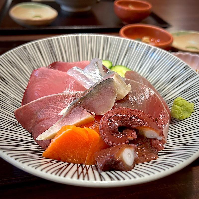 海鮮丼(仙台旬の地魚料理 おとな飯 和 （センダイシュンノジザカナリョウリオトナメシカズ）)