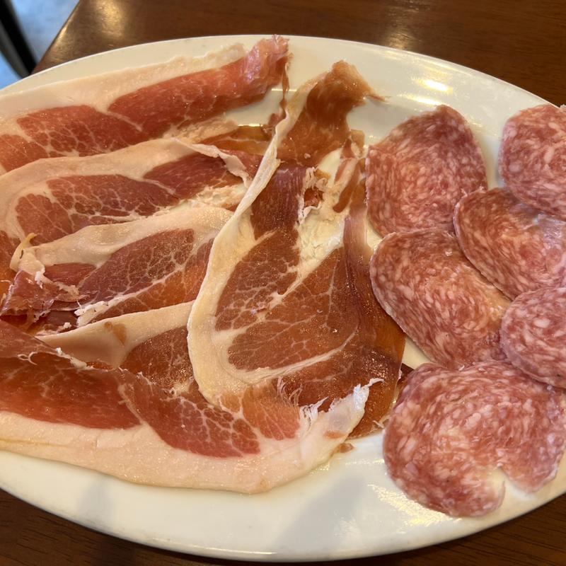 生ハムとサラミの盛り合わせ(ソロ ピッツァ ジンガラ （SOLO PIZZA ZINGARA）)