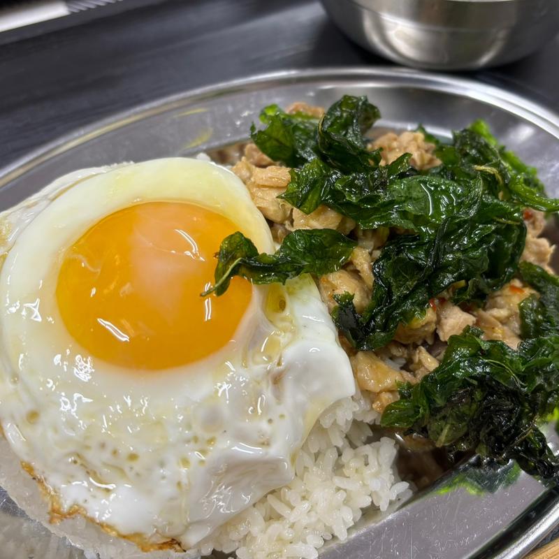 超粗挽き鶏肉のガパオごはん(トーキョーカオマンガイ食堂)