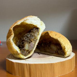 山形牛ステーキ焼きカレーパン(ボー・ションドブレ)