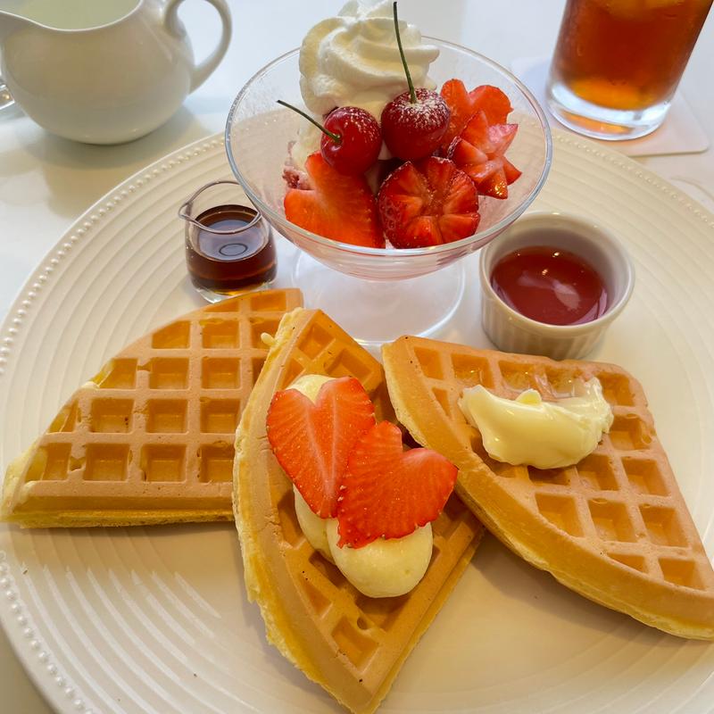苺とさくらんぼのワッフル(タカノフルーツパーラー 池袋東武店)