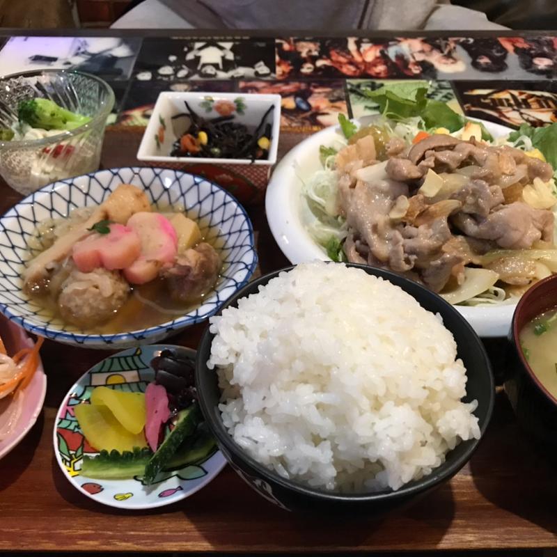 もち豚ガリバター炒め定食(えちごやきゅーぴー)