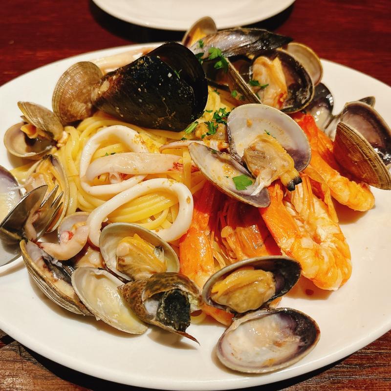 たっぷり魚介のペスカトーレリングイネ（ビアンコ）(ファンゴーダイニング)