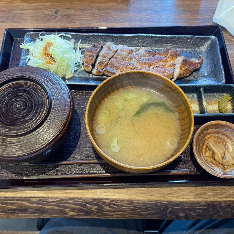 豚バラ黒胡椒焼き定食 ご飯大(しんぱち食堂宇都宮店)