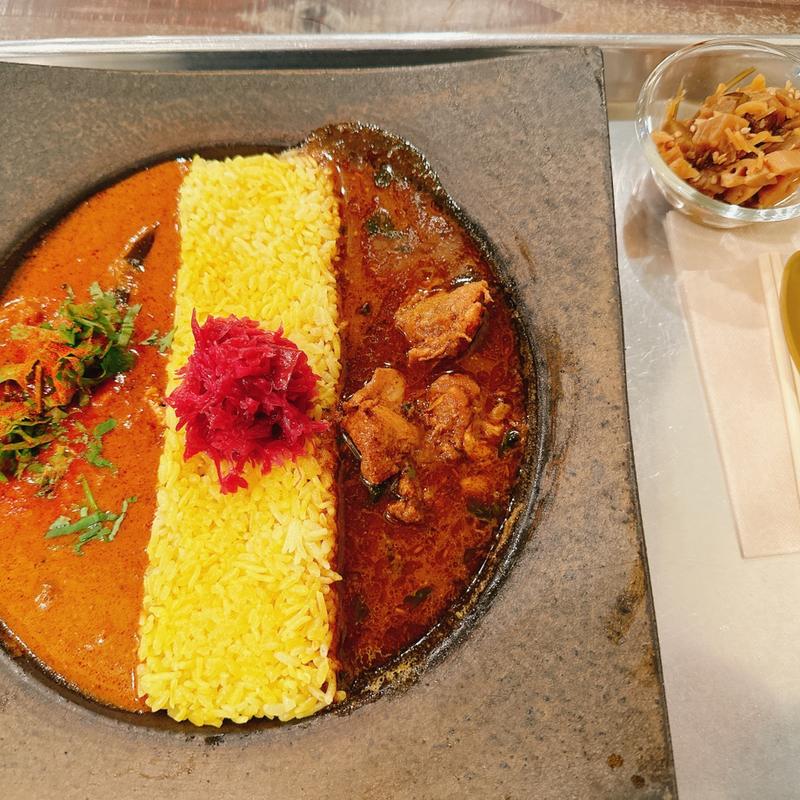 2種盛りカレー（チキン、キノコとサーモンのカレー）、自家製福神漬け(ピワン (piwang))