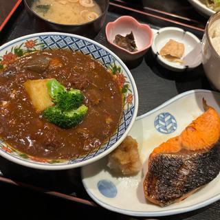 ランチ（ビーフシチュー+鮭塩焼き）(魚料理 吉成 )