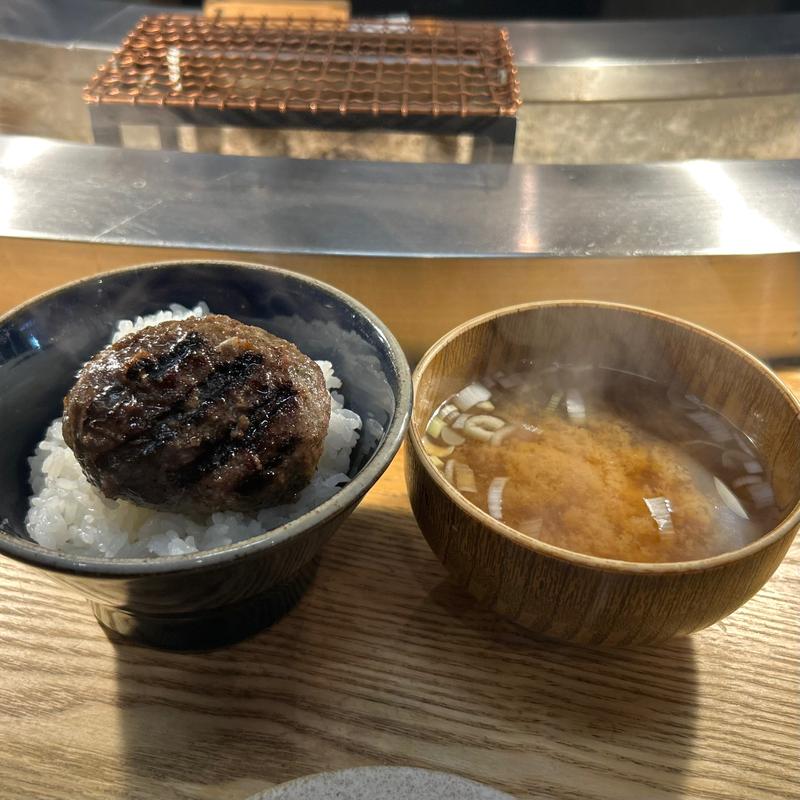 炊き立てご飯(挽肉と米)