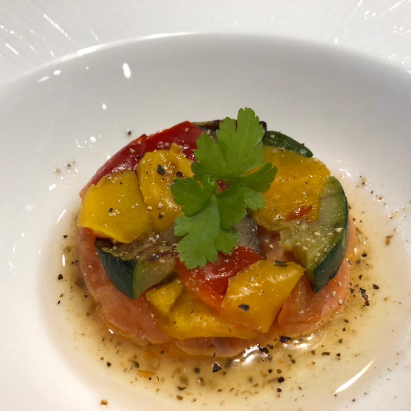 サーモンとイタリアン野菜の冷製セルクル仕立て(トマト＆オニオン 我孫子店)